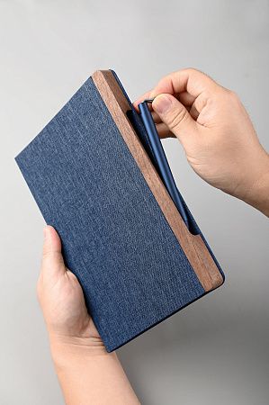 Блокнот "Wood" с ручкой в ореховом магнитном пенале