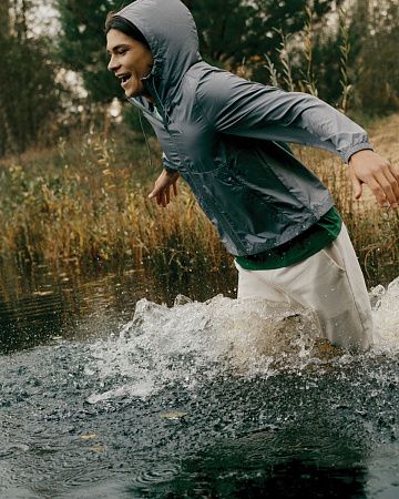 Ветровка Iqoniq Logan из переработанного полиэстера AWARE™, унисекс, 70 г/м²