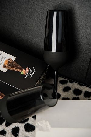 Подарочный набор «Игристый вечер»: бокалы 2 шт., вафельные рожки 200 г