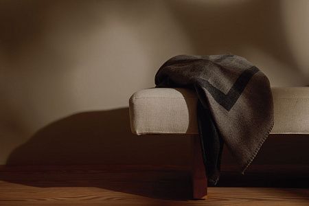 Плед VINGA Monogram из переработанного полиэстера GRS, 170x130 см