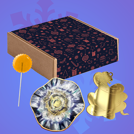 Подарочный набор «Золотая змея»: елочная игрушка, подставка из эпоксидной смолы, леденец