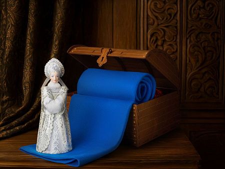 Подарочный набор: кукла фарфоровая, плед флисовый