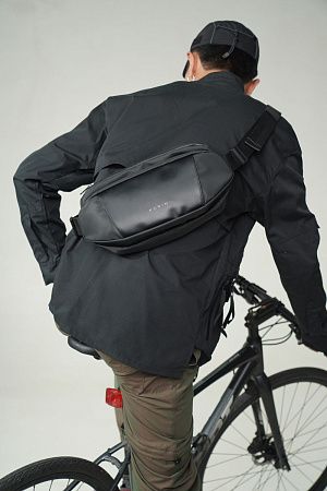 Наплечная сумка KORIN FlipSling 32х16х10 см, темно-зеленая/черная