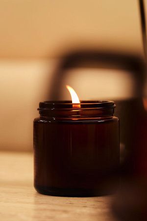 Свеча ароматическая Calore, кедр и кожа