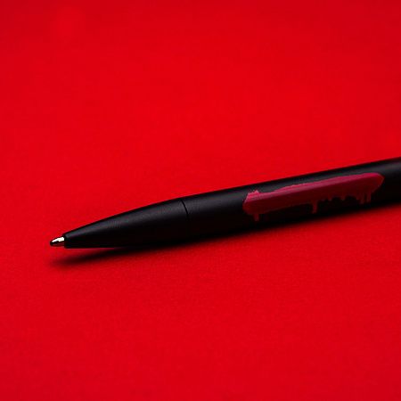 Набор Pininfarina Banksy Крыса: шариковая ручка GrafeeX и блокнот линованный из каменной бумаги, А5