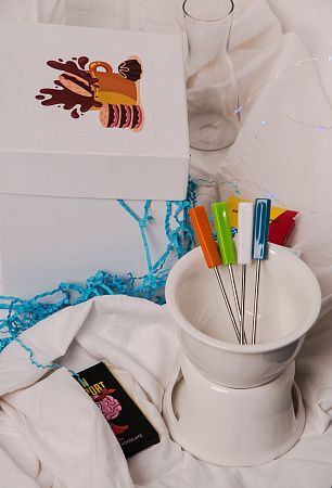 Подарочный набор «Фондю»: фондюшница, шпажки, менажница, шоколад, свеча